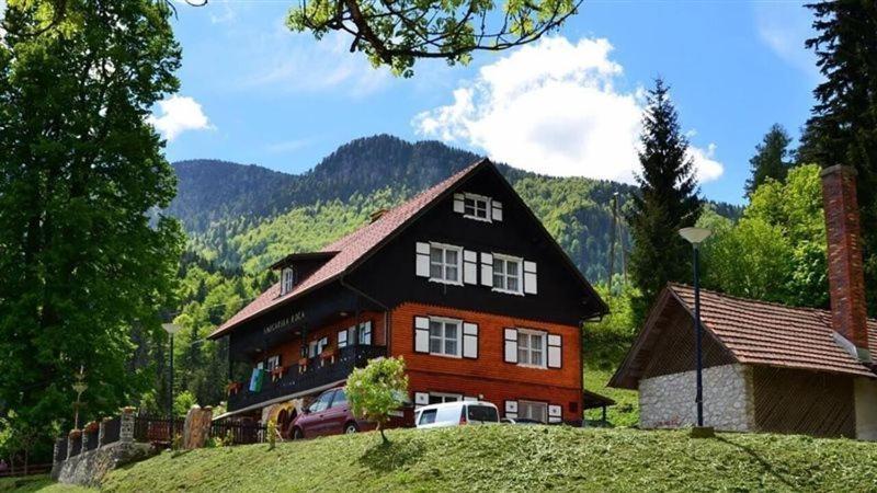 Smucarska Koca Bed & Breakfast Kotlje Exterior foto